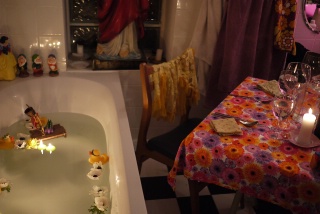 Dîner dans la salle de bains d'un particulier.