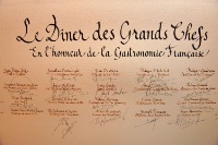Chaque chef a laissé son autographe sur un document souvenir du Dîner des grands chefs en l'honneur de la gastronomie française.