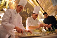 Travail en salle devant les 650 convives.
