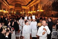 Les chefs vont en salle saluer les convives.