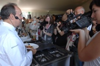 Serge Gouloumès, le chef du Mas Candille à Mougins, en démonstration mais aussi à l'organisation du concours de cuisine.