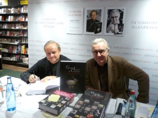Joël Robuchon et Alain Ducasse en séance de dédidaces du Grand Livre de Cuisine au Publicisdrugstore sur les Champs-Elysées.