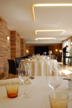 La salle d'été de la Fourchette des Ducs, ornée de cristal de Baccarat par le décorateur Arik Lévy