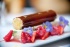 Croustillant caramel, fruits rouges, mousse légère vanille aux pensées bleues