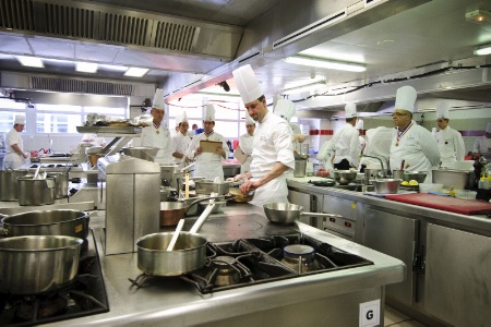 Philippe Mille sous les yeux des membres du jury cuisine.