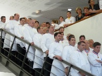 L'ensemble des candidats et les membres des jury posent pour une photo souvenir.