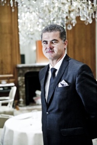 Denis Courtiade, directeur de salle du restaurant Alain Ducasse au Plaza Athénée à Paris (VIIIe). Denis Courtiade, directeur de salle du restaurant Alain Ducasse au Plaza Athénée à Paris (VIIIe).