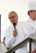 Alain Ducasse, le président de la classe cuisine-gastronomie, fait face aux 36 finalistes et donne les résultats tant attendu.