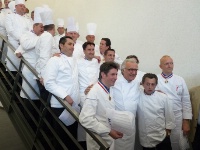 Photo de famille avec au premier rang, Michel Roth, Alain Ducasse, Jacques Maximin et Christophe Quantin.