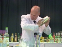 Réalisation d'un cocktail création au shaker.