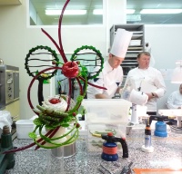 Yann Brys confectionne sa pièce artistique.