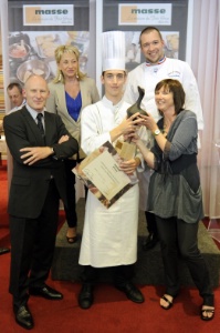 Le lauréat Alix Dubreuil, entouré de Frédéric et Sabine Masse, avec Catherine Dumas, sénatrice et Guillaume Gomez, président du jury. Le lauréat Alix Dubreuil, entouré de Frédéric et Sabine Masse, avec Catherine Dumas, sénatrice et Guillaume Gomez, président du jury.