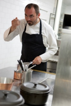 Christophe Aribert a choisi des plats classiques français, voire de son Isère natale, revus avec une touche contemporaine.