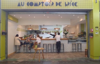 Au cœur du marché couvert Saint-Martin à Paris (Xe), Au comptoir de Brice offre la possibilité de déguster les produits du marché - sur place ou à emporter - et de découvrir la boutique (traiteur, épicerie fine et accessoires de cuisine).