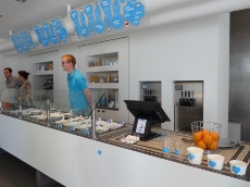 Chez Frohsinn, pas de glaces mais du yaourt glacé à aromatiser et garnir selon ses goûts.