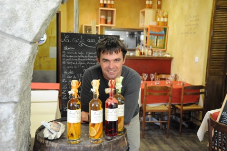 Ronan Philip , dans son restaurant à Brest avec sa collection de punchs macérés 'breiz île' Ronan Philip , dans son restaurant à Brest avec sa collection de punchs macérés 'breiz île'