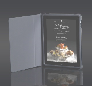 iPad en main : il suffit de cliquer ou bien zoomer pour que la liste des mets ou des vins puisse s'afficher.