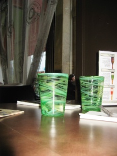 Les verres, soufflés à Murano, donnent une touche personnelle à la décoration du restaurant à champagne.