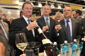 Guido Westerwelle (ministre allemand des Affaires étrangères), Bruno Le Maire, ministre de l’Agriculture et de la Pêche, et Alain Juppé, maire de Bordeaux, ministre des Affaires étrangères et européennes. Guido Westerwelle (ministre allemand des Affaires étrangères), Bruno Le Maire, ministre de l’Agriculture et de la Pêche, et Alain Juppé, maire de Bordeaux, ministre des Affaires étrangères et européennes.
