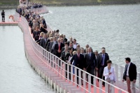 Spécialement pour l’événement, une passerelle a été montée sur le lac de Bordeaux pour relier les deux rives de l’exposition.