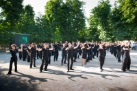 Avant l’ouverture, dix minutes quotidiennes de taï chi, gymnastique chinoise ou de taiko, tambour, pour allier décompression et cohésion de groupe. Ces activités sont proposées à raison d’une heure par semaine désormais.