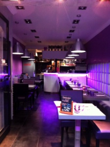 Chicago Café : hamburgers savoureux et couleurs fluo. Chicago Café : hamburgers savoureux et couleurs fluo.