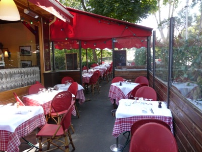 L’ambiance de La Guinguette Neuilly n’est pas sans rappeler celle des canotiers du XIXe siècle. L’ambiance de La Guinguette Neuilly n’est pas sans rappeler celle des canotiers du XIXe siècle.