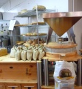Les clients voient le fournil et tout l'équipement servant à faire le pain sur place.