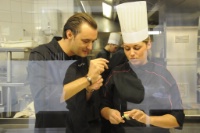 Cyril Lignac en cuisine.