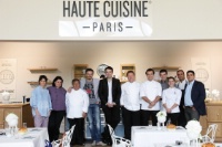 De gauche à droite : Helena Rizzo, Samantha Aquim, Linda Grabe, Christophe Adam, Jean-François Piège, Claude Troigros, Thomas Troigrois, William Ledeuil, Ernesto Iaccarino, Angel Léon, Mauro Colagreco.