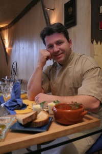 Edouard Loubet veut faciliter la venue de jeunes gastronomes à sa table. Edouard Loubet veut faciliter la venue de jeunes gastronomes à sa table.
