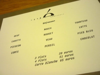 À L'Agapé Substance (Paris VIe),12 noms de produit sont affichés à la carte sans plus de précision. Le client peut choisir entre le menu carte blanche et une formule '3 ou 4 plats'. À L'Agapé Substance (Paris VIe),12 noms de produit sont affichés à la carte sans plus de précision. Le client peut choisir entre le menu carte blanche et une formule '3 ou 4 plats'.