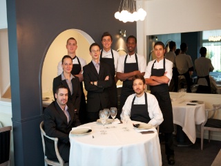Assis : les associés, Jérôme Cobou et Philippe Bélissent. De gauche à droite : Magali Dolique, Benoît Grondin, Rémi Suzane, Thibaut Marlin, Boubou Traoré et Michel Marini.