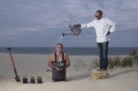 Michel Portos arrose Hugues Le Cieux, producteur d'huîtres végétales du Bassin d'Arcachon (Mertensia Maritima).