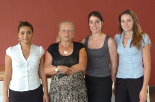 De gche à dte : Marie Montée, médaillée d'argent au niveau national, Dominique Waille, experte service en salle et professeur de restaurant au lycée et Cfa hôteliers de Marseille, Déborah Teinturier, qui représentera la France dans la catégorie service en salle lors de la compétition internationale à Londres, et Marie Plessis, 'Jeune espoir' pour la prochaine édition des Olympiades des métiers.