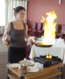 Déborah Teinturier en plein entraînement : flambage d'un steak Diane.