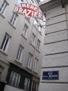 Une enseigne et une rue mythiques.