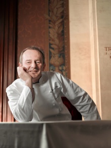 Jean-Georges Klein, le chef de L'Arnsbourg, trois étoiles au 'Michelin', est l'un des restaurateurs de la Moselle Gourmande. Jean-Georges Klein, le chef de L'Arnsbourg, trois étoiles au 'Michelin', est l'un des restaurateurs de la Moselle Gourmande.