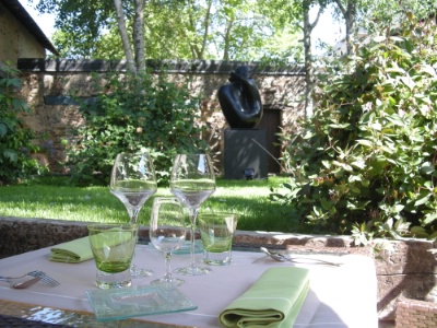 À la fois abritée et chauffée, jouissant du cadre authentique des vieilles pierres et de la verdure du jardin, la terrasse a déjà séduit la clientèle. À la fois abritée et chauffée, jouissant du cadre authentique des vieilles pierres et de la verdure du jardin, la terrasse a déjà séduit la clientèle.