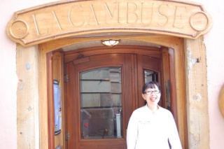 Babette Lefebvre devant son restaurant, ouvert en 1987.