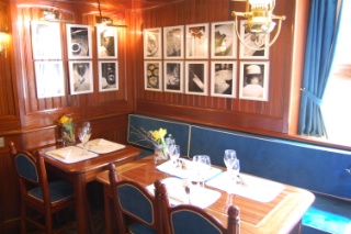 Esprit yacht, velours, laiton et, surtout bois, à l'intérieur du restaurant.