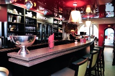 Le large bar permet une dégustation conviviale mais Jambon Bulle dispose aussi de quelques tables.