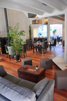 A Nantes, L'u.ni mêle déco cosy et canapés « comme à la maison », pour se détendre même entre deux rendez-vous d'affaires.
