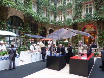 Les professionnels de l'hôtel Plaza Athénée ont mis en avant leurs métiers le 12 octobre dernier dans le cadre de la « Journée du patrimoine vivant ». Les professionnels de l'hôtel Plaza Athénée ont mis en avant leurs métiers le 12 octobre dernier dans le cadre de la « Journée du patrimoine vivant ».