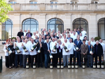 Les membres des Grandes Tables du Monde chez Moët et Chandon à Epernay, qui accueillait le congrès et le dîner de gala orchestré par Arnaud Lallement (L'Assiette Champenoise) et Philippe Mille (Les Crayères). Les membres des Grandes Tables du Monde chez Moët et Chandon à Epernay, qui accueillait le congrès et le dîner de gala orchestré par Arnaud Lallement (L'Assiette Champenoise) et Philippe Mille (Les Crayères).