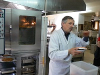 Françis Salamolard expliquant comment préparer les champignons avant la cuisson