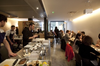 La cuisine ouverte de Spring donne sur une salle de 24 places assises.