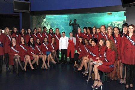 Nicolas Conraux et son épouse Solène Bécam entourés par les candidates à l'élection de Miss France 2012, devant l'un des aquariums d'Océanopolis. Nicolas Conraux et son épouse Solène Bécam entourés par les candidates à l'élection de Miss France 2012, devant l'un des aquariums d'Océanopolis.