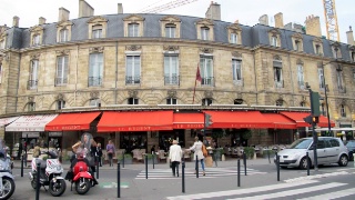 46 Place Gambetta, la Brasserie le Regent accrochera sa nouvelle enseigne Pizza Pino d'ici à quelques semaines.
