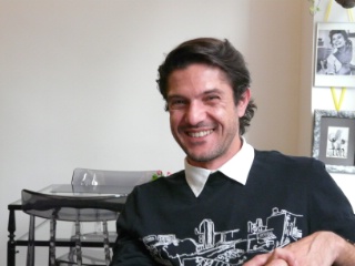 Salvatore Esposito accueille ses clients avec un sourire ensoleillé.